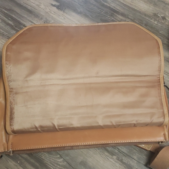 Kenneth Cole Leather messenger computer bag - Picture 13 of 16